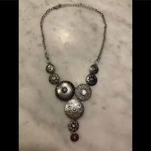 Stunning vintage-looking silver colored necklace